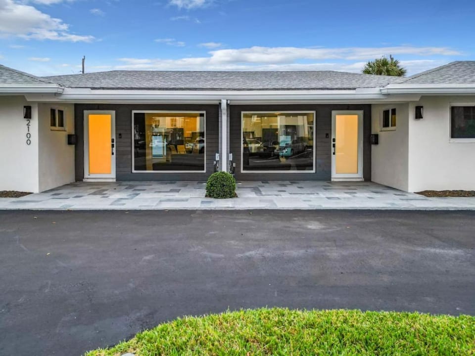 Luxe 6 Bed Heated Pool Villa I 5 min to Beach I BBQ House in Oakland Park
