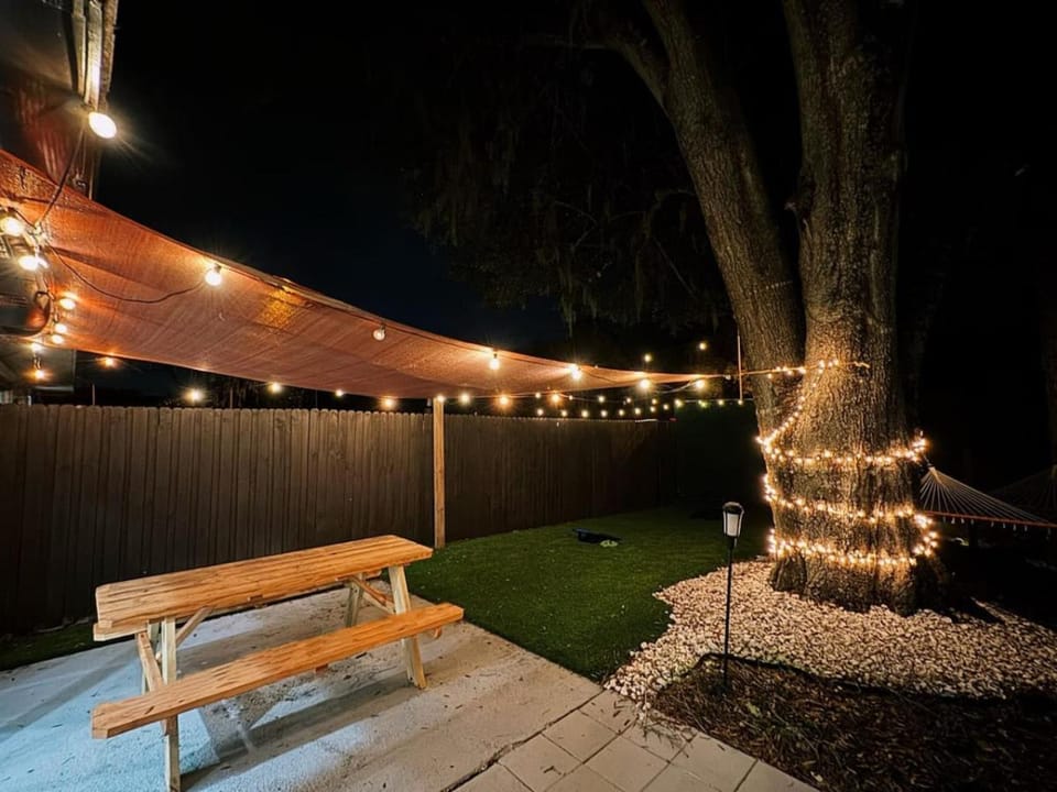 Stylish Urban Haven • Cozy Clean Central House in Lake Magdalene