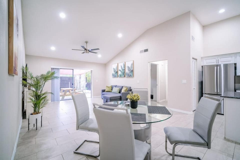 Stylish Urban Haven • Cozy Clean Central House in Lake Magdalene