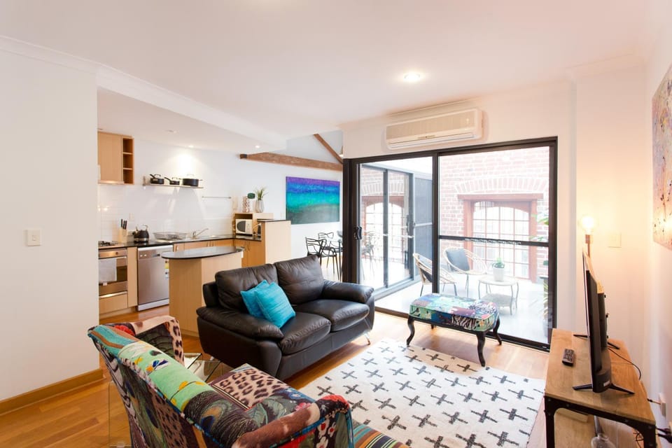 TV and multimedia, Kitchen or kitchenette, Living room, Seating area