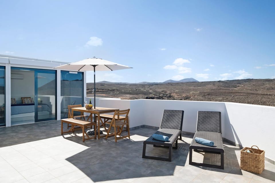 Property building, Balcony/Terrace, Living room