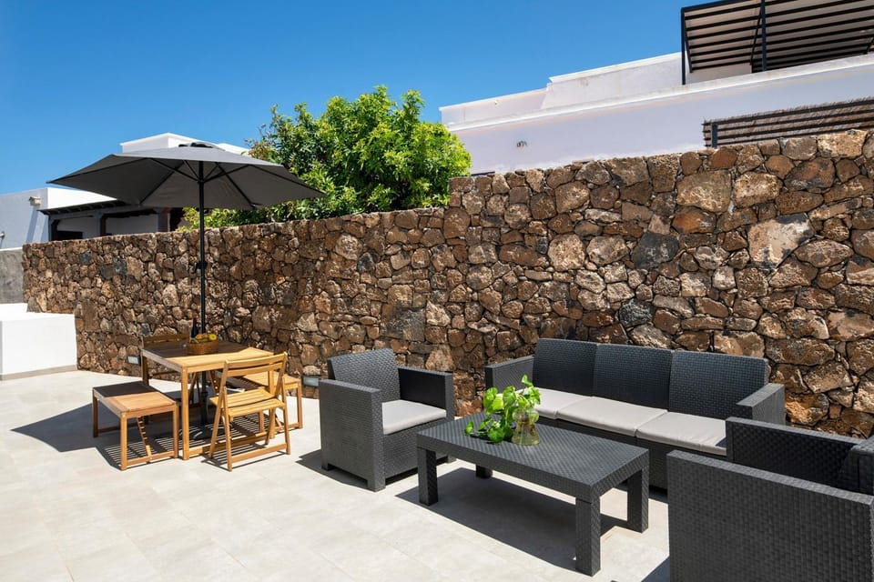 Property building, Balcony/Terrace, Living room