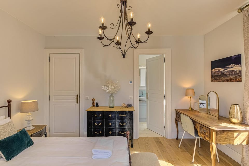 Bed, Living room, Photo of the whole room, Seating area, Dining area, Bedroom, hair dresser, wardrobe