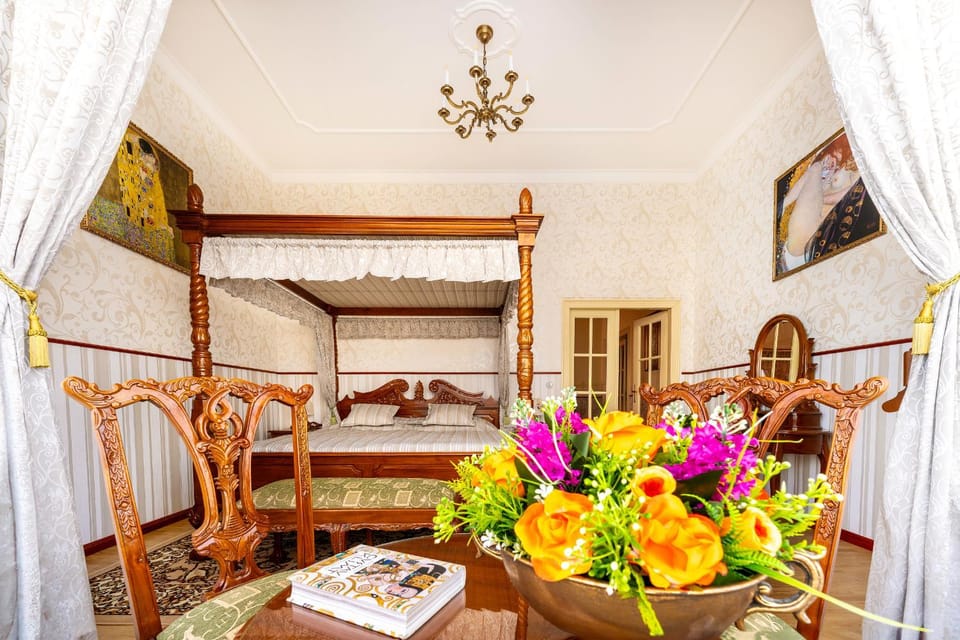 Bed, Photo of the whole room, Seating area, Bedroom