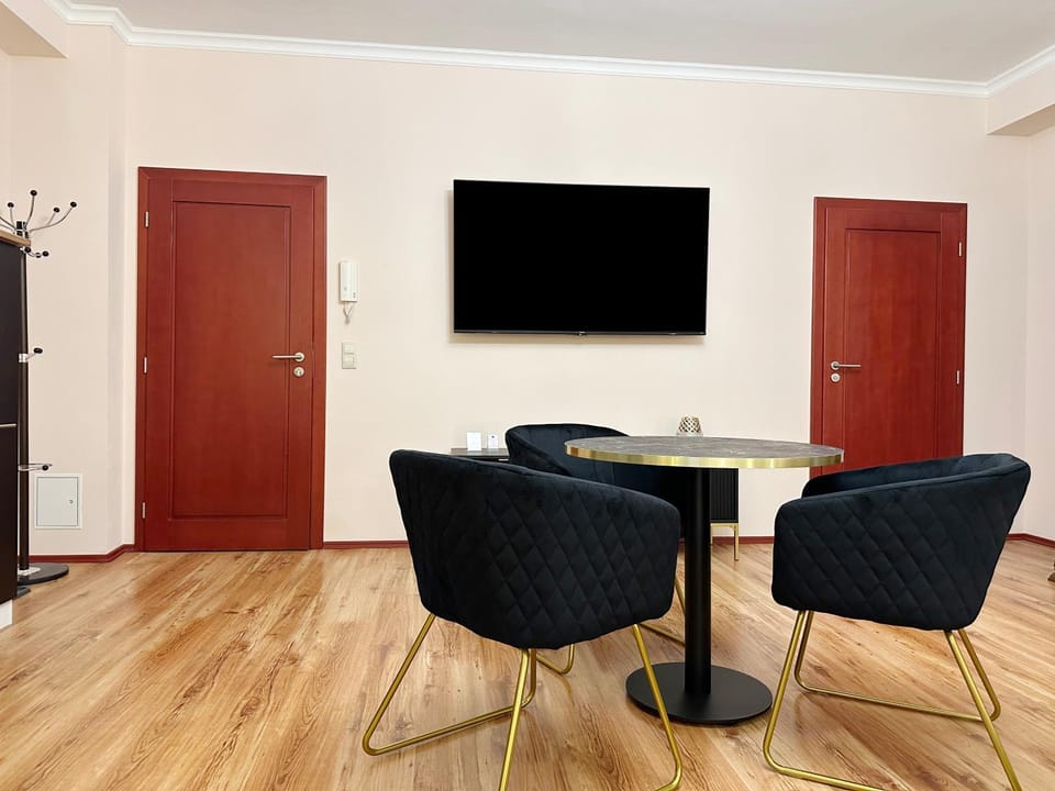 TV and multimedia, Seating area, Dining area, Evening entertainment