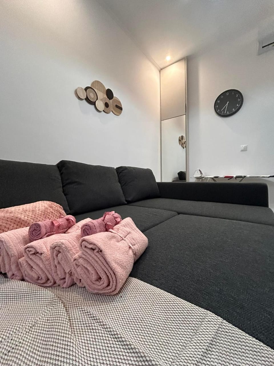 Bed, Living room, Photo of the whole room, Seating area