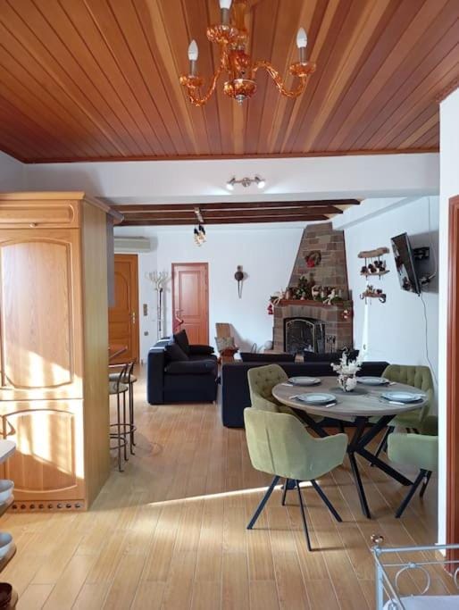 Kitchen or kitchenette, Living room, Seating area, Dining area