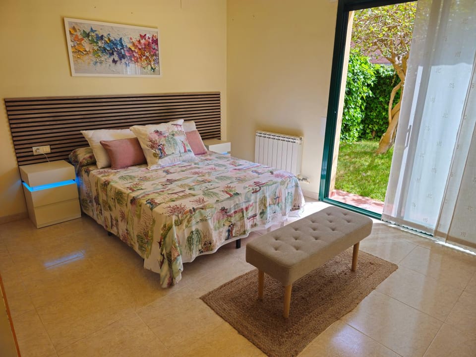 Bed, Garden, Photo of the whole room, Bedroom, air conditioner