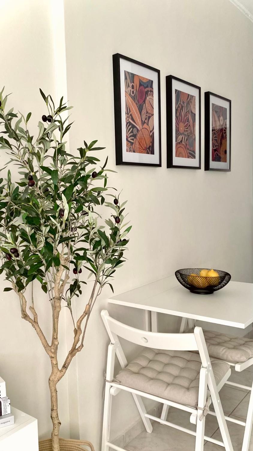 Food and drinks, Decorative detail, Seating area, Dining area