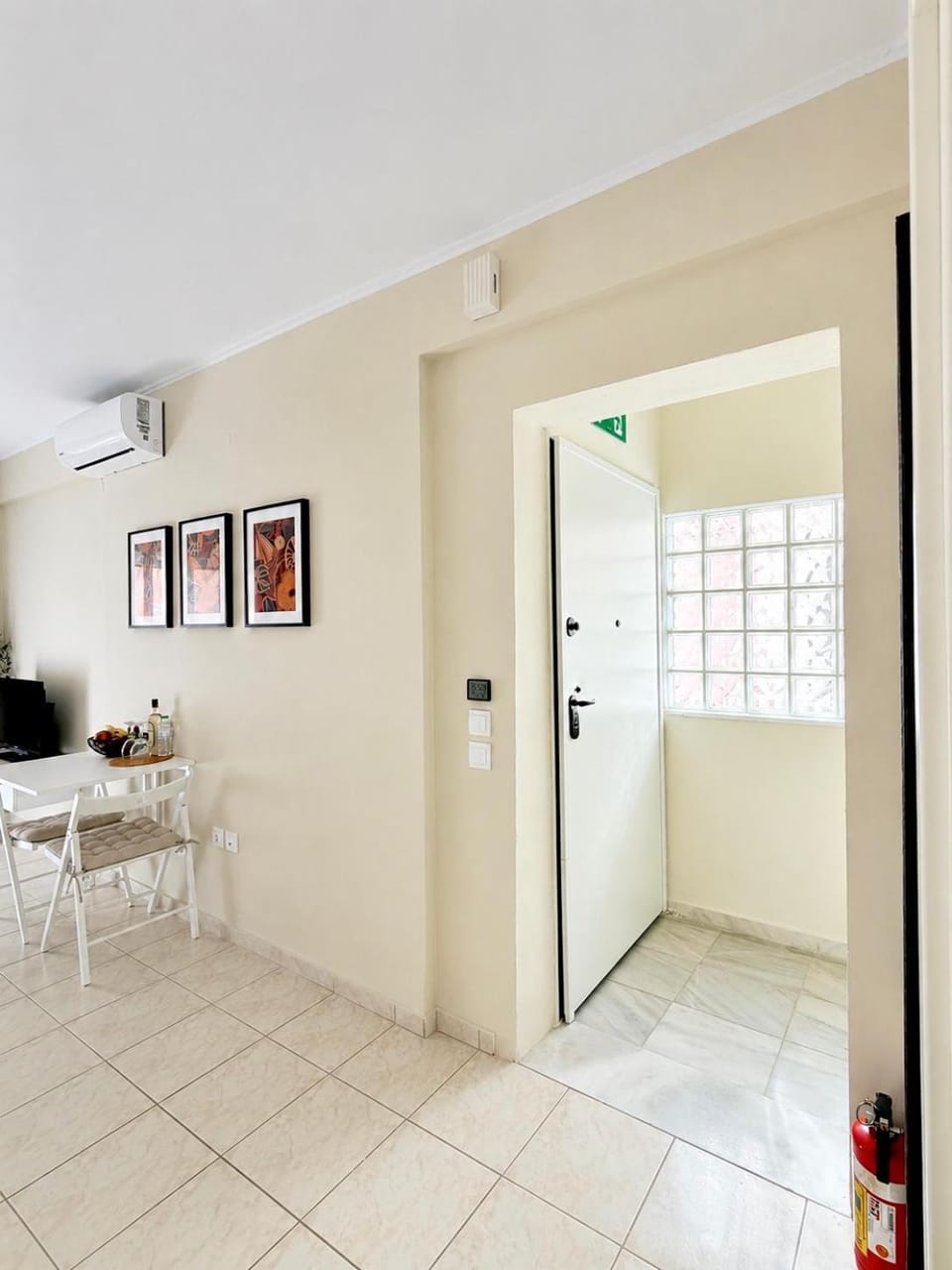 TV and multimedia, Living room, Seating area, Dining area, air conditioner