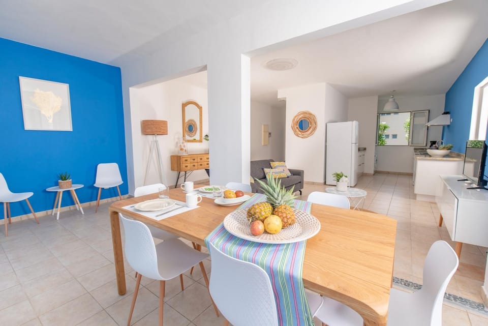 Kitchen or kitchenette, Living room, Food and drinks, Seating area, Dining area, Food