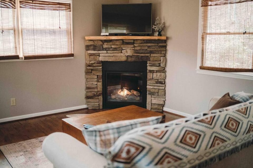 Communal lounge/ TV room, TV and multimedia, Living room, Seating area, fireplace