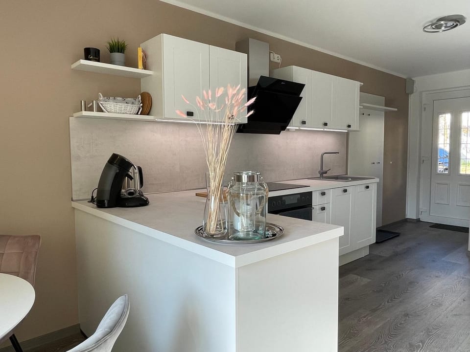 Coffee/tea facilities, Kitchen or kitchenette, oven, stove