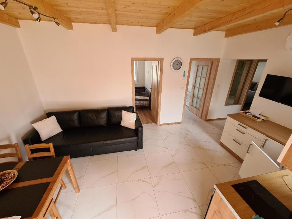 Communal lounge/ TV room, Kitchen or kitchenette, Living room, Seating area