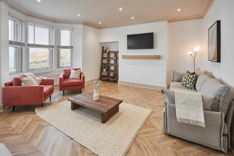 Communal lounge/ TV room, TV and multimedia, Living room, Seating area, Evening entertainment