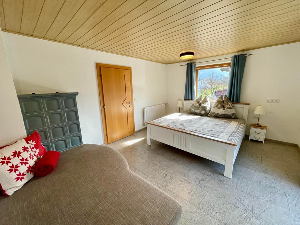 Bed, Photo of the whole room, Seating area, Bedroom