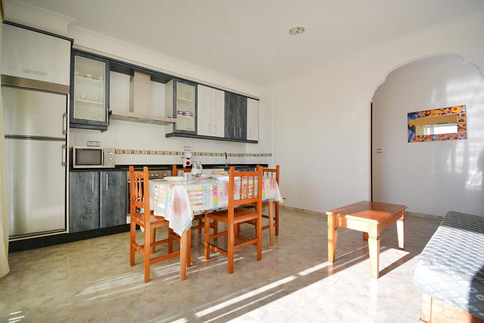 Kitchen or kitchenette, Dining area, minibar, pet friendly, stove