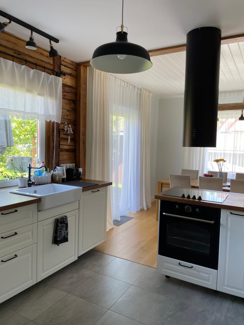 Kitchen or kitchenette, dishwasher, stove
