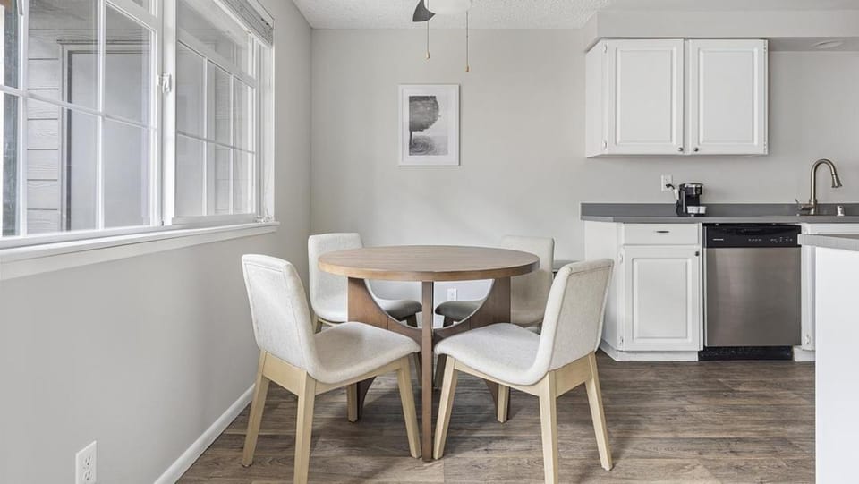 Landing Modern Apartment with Amazing Amenities (ID1274X054) Apartment in Vancouver