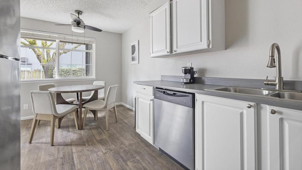 Landing Modern Apartment with Amazing Amenities (ID1274X054) Apartment in Vancouver