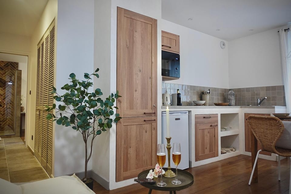 Kitchen or kitchenette, Dining area, stove