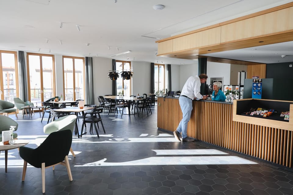 Restaurant/places to eat, Restaurant/places to eat, Lounge or bar