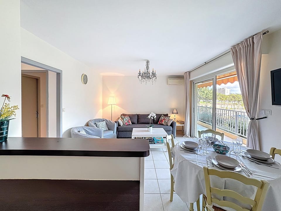 Nice family apartment close to the beach Apartment in Le Lavandou