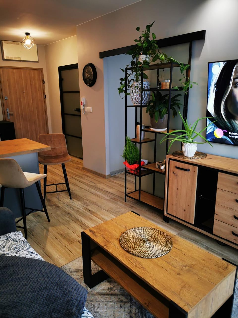 TV and multimedia, Kitchen or kitchenette, Living room, Seating area, Dining area