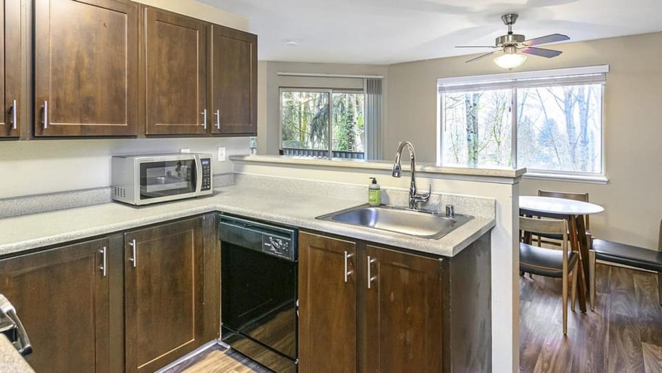 Landing Modern Apartment with Amazing Amenities (ID8294X31) Apartment in Renton