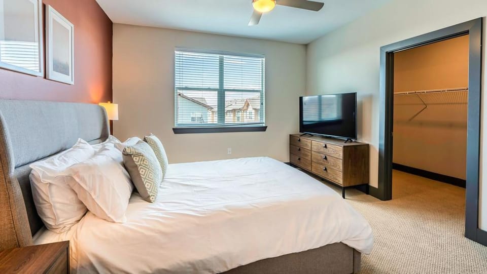 Landing Modern Apartment with Amazing Amenities (ID5076X35) Apartment in Aurora