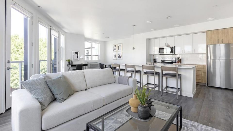 Landing Modern Apartment with Amazing Amenities (ID5395X21) Apartment in Vancouver