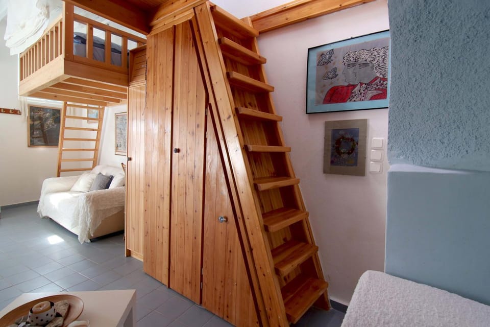 Photo of the whole room, wardrobe