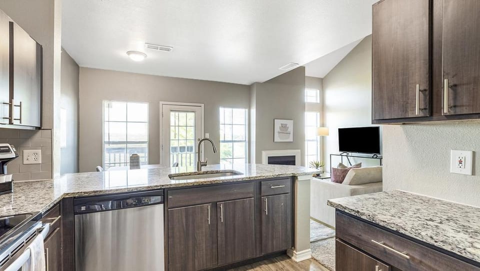 Landing Modern Apartment with Amazing Amenities (ID4306X3) Apartment in Irving