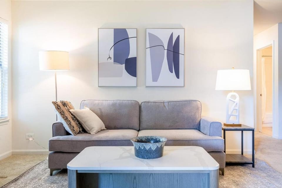 Landing Modern Apartment with Amazing Amenities (ID4964X88) Apartment in Buffalo Grove