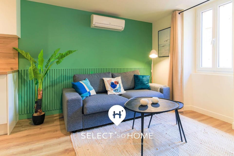 Living room, Seating area, air conditioner