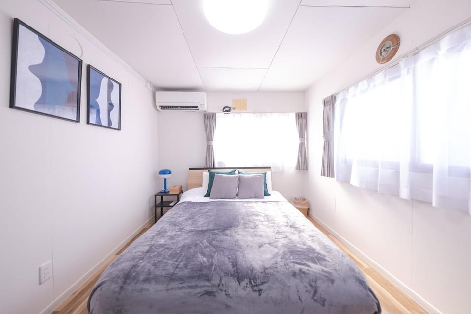 Bed, Photo of the whole room, Bedroom, air conditioner