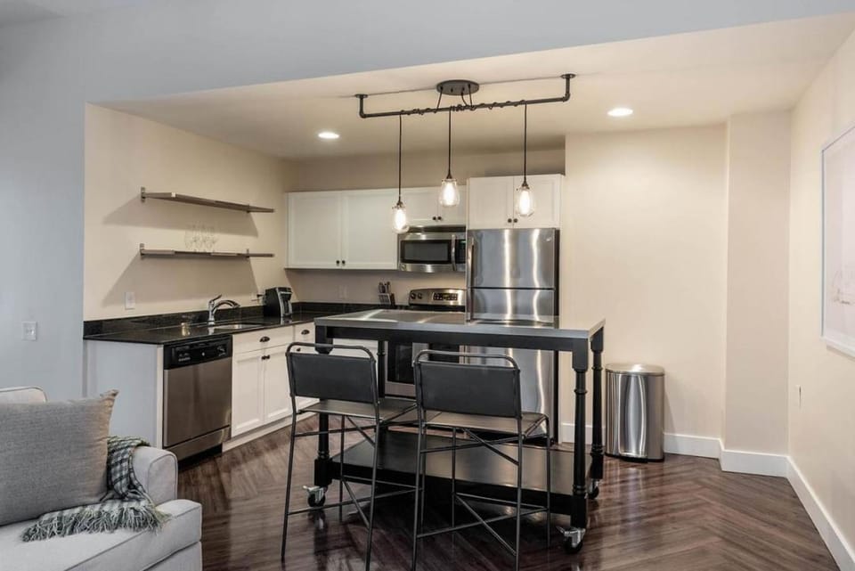 Landing Modern Apartment with Amazing Amenities (ID1787X82) Apartment in Windsor