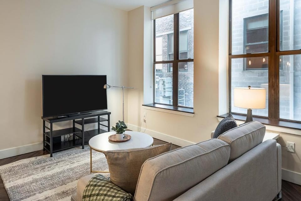 Landing Modern Apartment with Amazing Amenities (ID1787X82) Apartment in Windsor