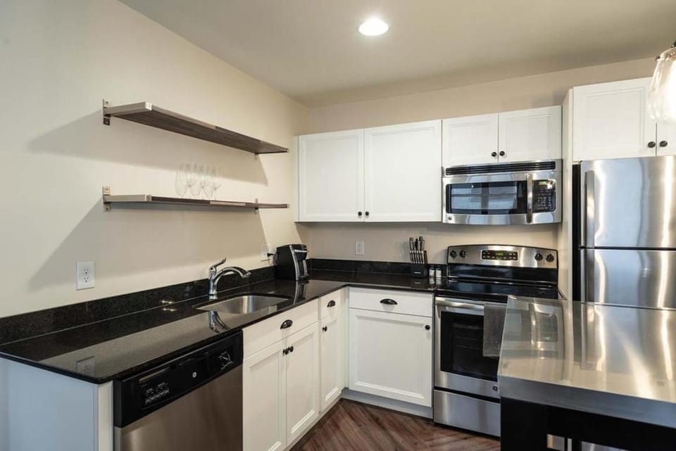 Landing Modern Apartment with Amazing Amenities (ID1787X82) Apartment in Windsor