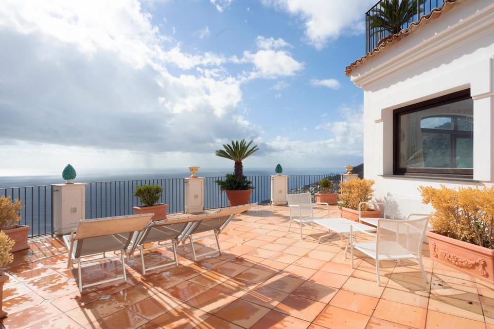 Property building, Balcony/Terrace, Sea view