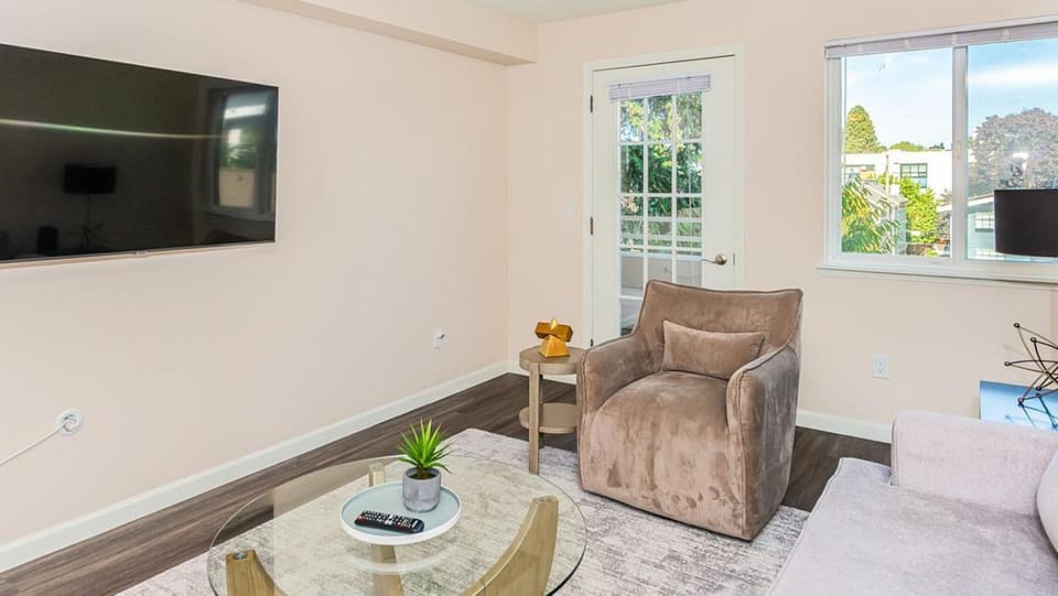 Landing Modern Apartment with Amazing Amenities (ID2489X70) Apartment in Ballard