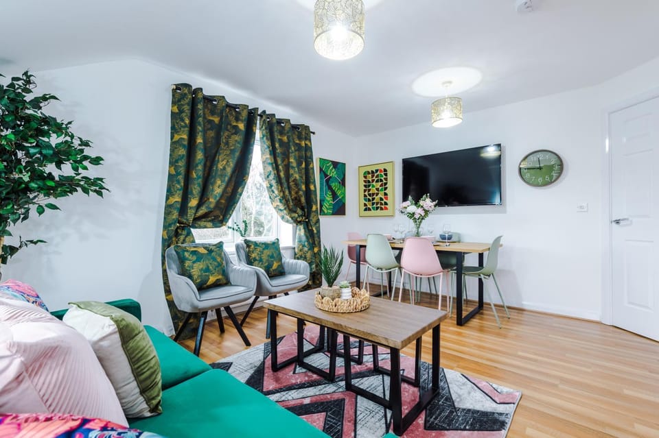 Communal lounge/ TV room, TV and multimedia, Living room, Seating area, Dining area