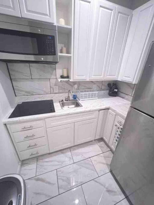 Kitchen or kitchenette, minibar, stove