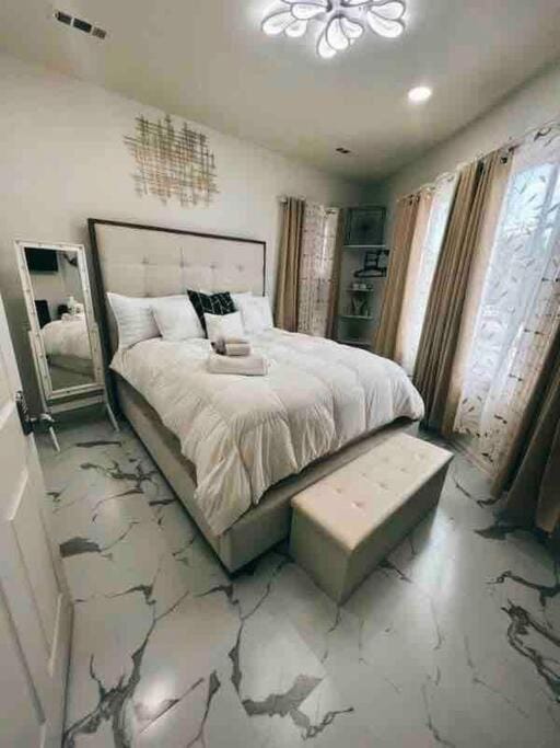 Bed, TV and multimedia, Photo of the whole room, Bedroom