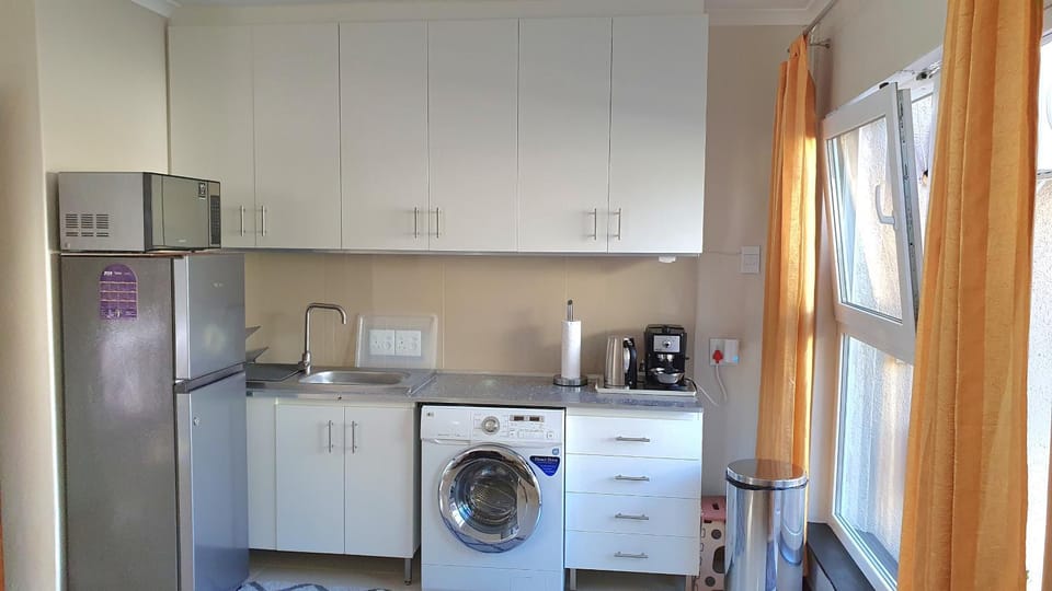 Kitchen or kitchenette, minibar, washing machine