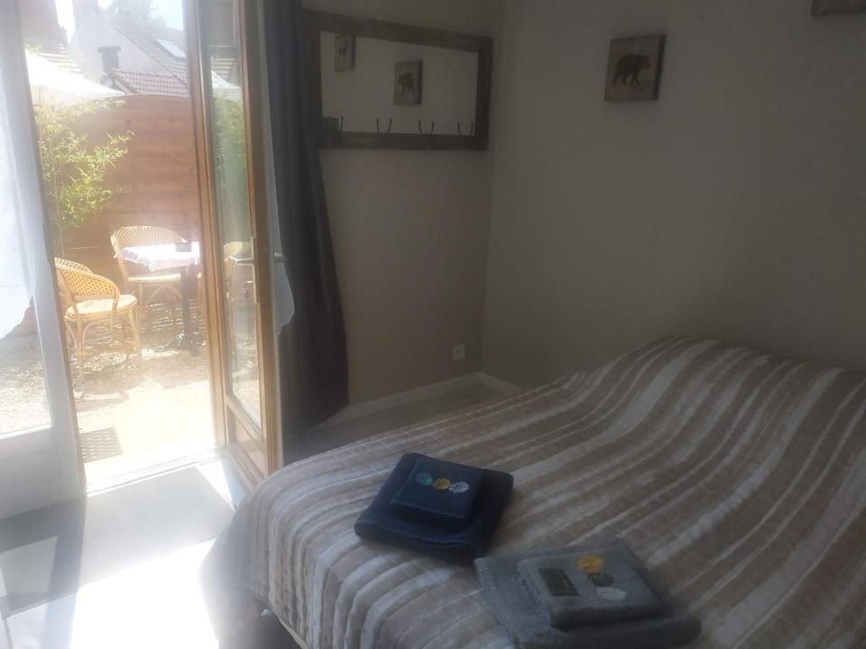 Patio, Bed