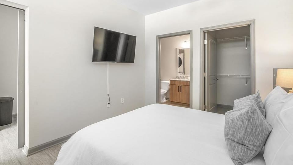 Landing Modern Apartment with Amazing Amenities (ID1208X247) Apartment in Charlotte