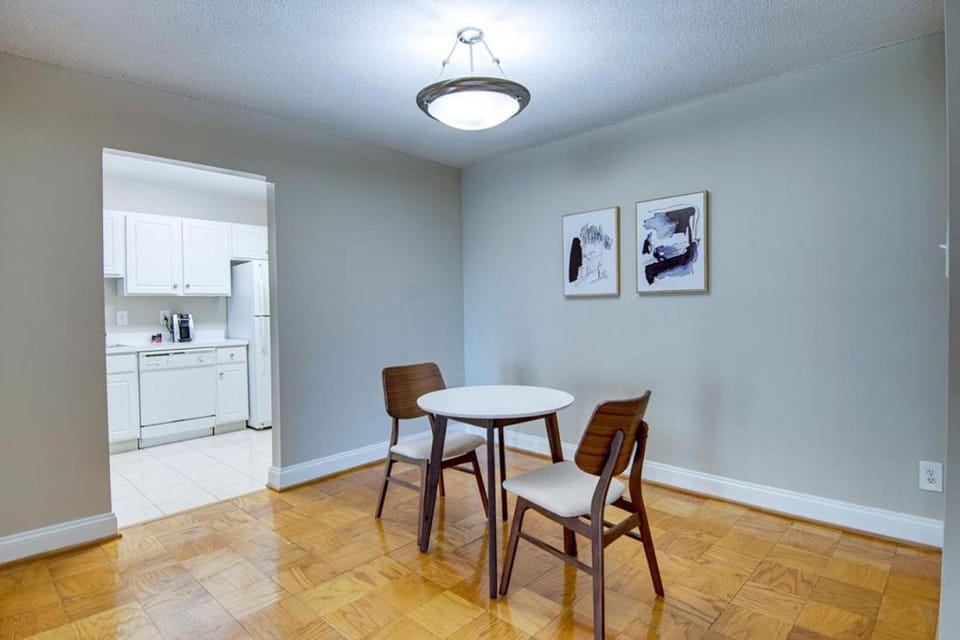 Landing Modern Apartment with Amazing Amenities (ID4403X17) Apartment in Chevy Chase