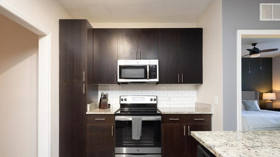 Landing Modern Apartment with Amazing Amenities (ID6616X72) Apartment in Town N Country