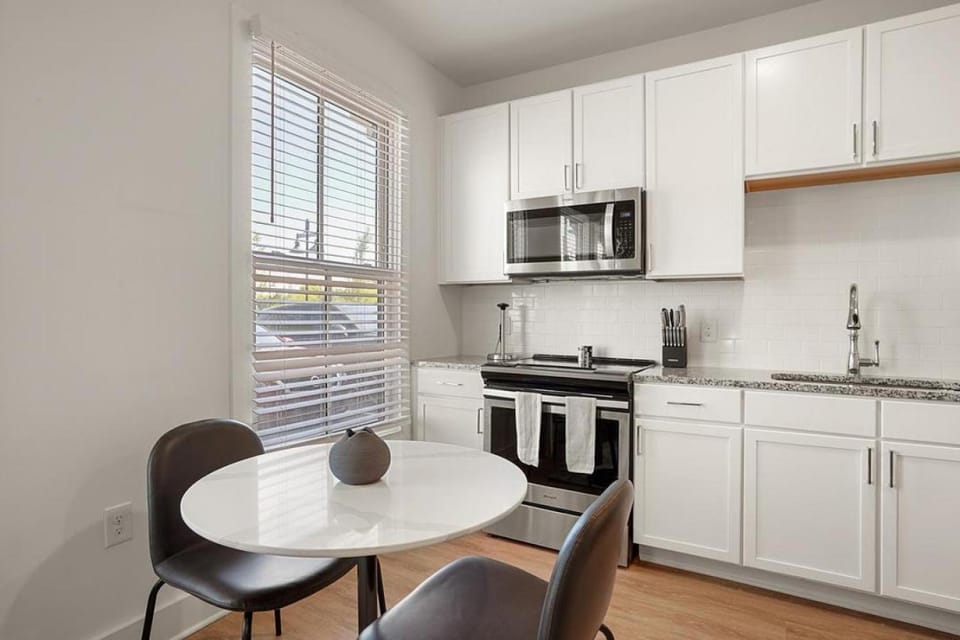 Landing Modern Apartment with Amazing Amenities (ID4120X12) Apartment in Charleston